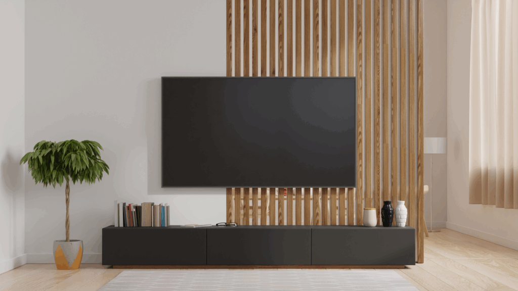 A TV feletti falpanel látható a képen.
